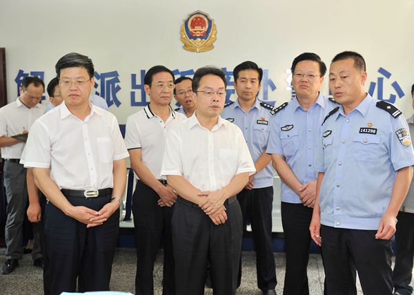 市委副书记、市长朱鹏在万荣县解店镇派出所调研扫黑除恶工作。记者 闫鑫 摄3.jpg
